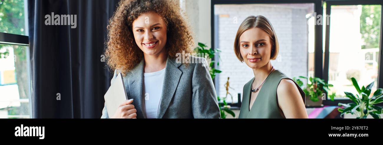 Kollegen zeigen stolz ihre Professionalität und Unterstützung für die LGBTQ-Community. Stockfoto