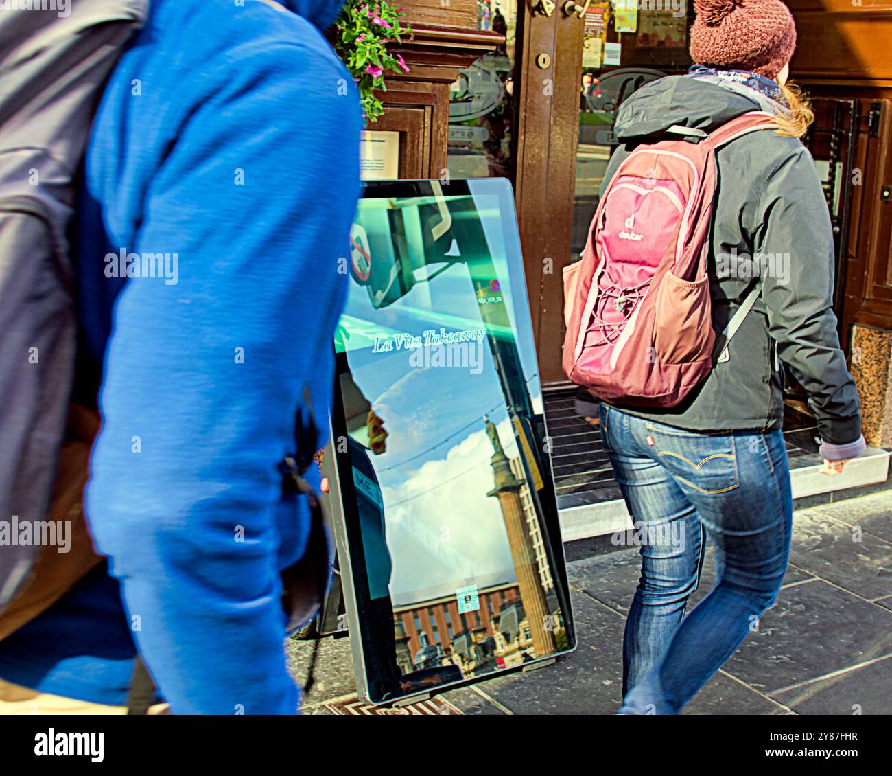 Glasgow, Schottland, Großbritannien. Oktober 2024. Wetter in Großbritannien: Sonnig wie Einheimische und Touristen, die auf den Straßen im Zentrum der Stadt sind. Credit Gerard Ferry/Alamy Live News Stockfoto