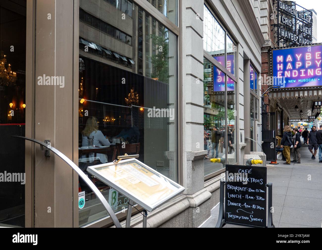 Theater und Theater in der West 44th Street am Times Square ziehen Touristen an, 2024, New York City, USA Stockfoto