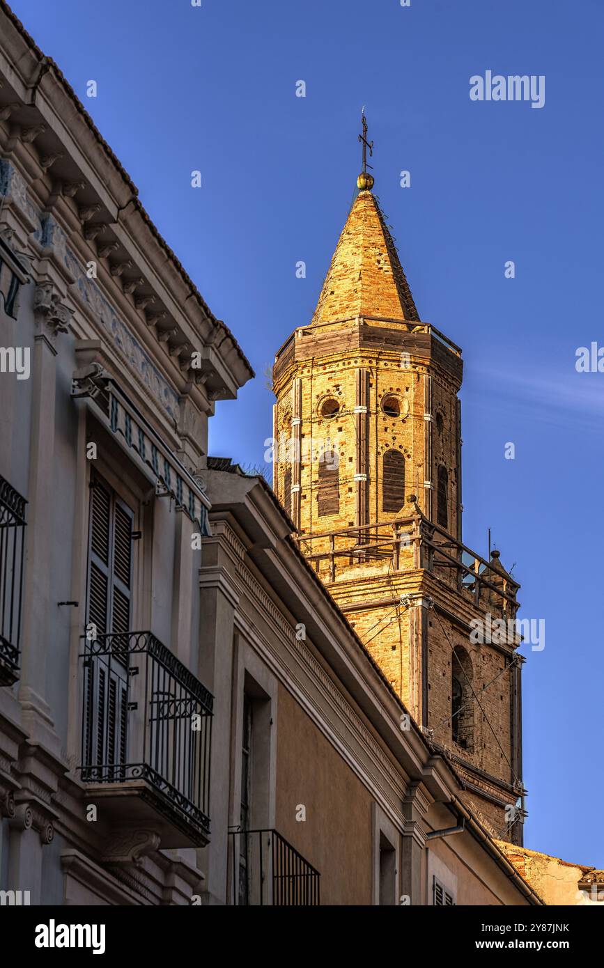 Blick auf den großen Glockenturm der Stiftskirche San Michele Arcangelo. Città Sant'Angelo, Provinz Pescara, Abruzzen, Italien, Europa Stockfoto