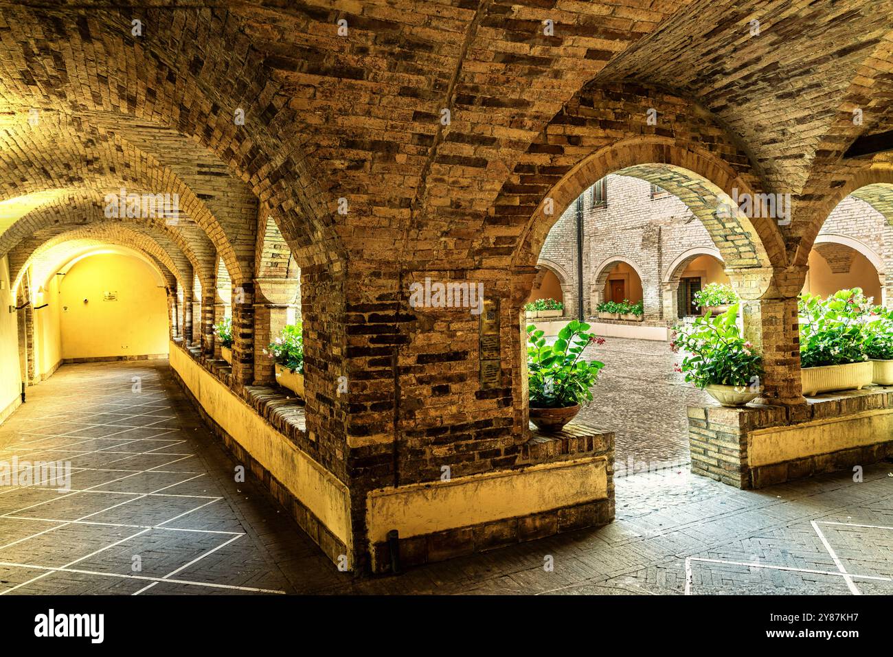 Das Backsteinkloster des ehemaligen Klosters San Francesco, heute das Rathaus. Città Sant'Angelo, Provinz Pesacara, Abruzzen, Italien, Europa Stockfoto