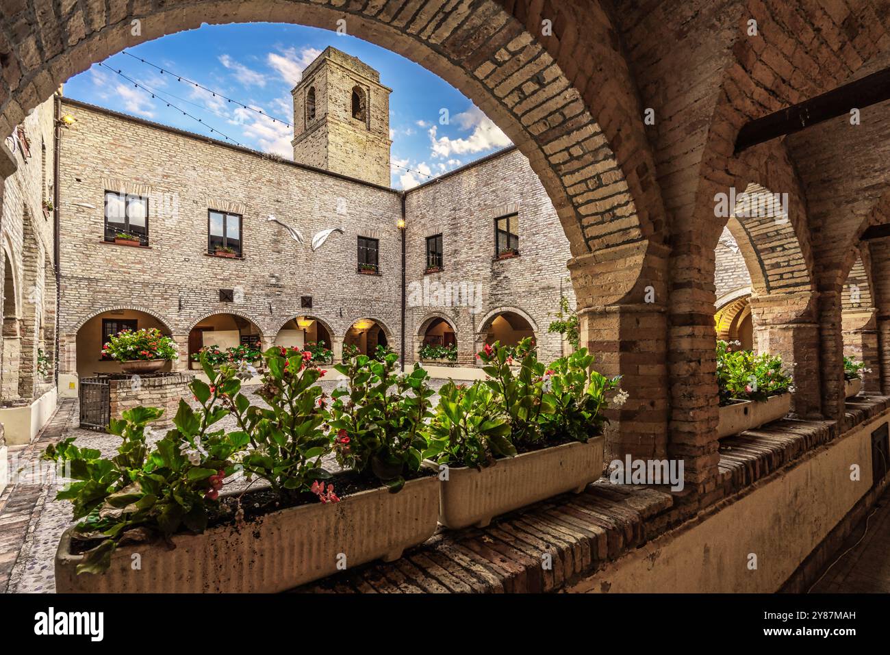Das Backsteinkloster des ehemaligen Klosters San Francesco, heute das Rathaus. Città Sant'Angelo, Provinz Pesacara, Abruzzen, Italien, Europa Stockfoto