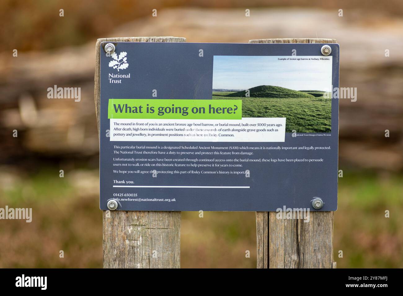 National Trust Scheduled Ancient Monument (SAM) Informationsschild für antiken Grabhügel Stockfoto