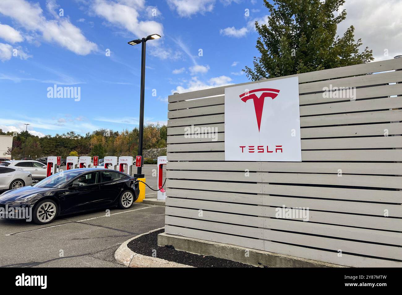 Augusta, Usa. September 2024. Tesla Elektrofahrzeuge laden am 22. September 2024 in einer Tesla Supercharger Station in Augusta, Maine auf. Das Tesla Supercharger Netzwerk ist ein Schnellladenetz für Elektrofahrzeuge, das vom Fahrzeughersteller Tesla gebaut und betrieben wird. (Foto: Samuel Rigelhaupt/SIPA USA) Credit: SIPA USA/Alamy Live News Stockfoto