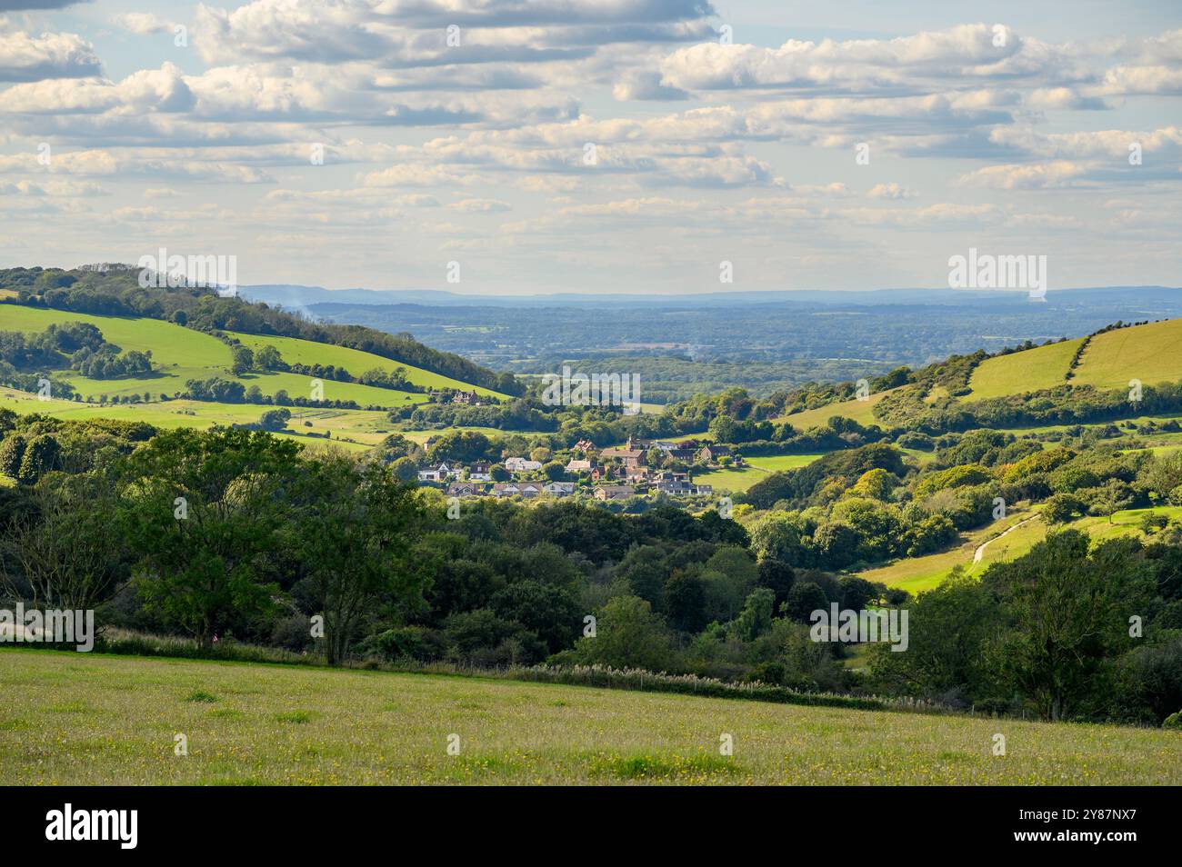 Blick über Felder, Weiden und Wälder in Richtung Pyecombe Village im South Downs National Park, Sussex, England. Stockfoto Blick über Felder, Weiden und Wälder in Richtung Pyecombe Village im South Downs National Park, Sussex, England. Stockfoto