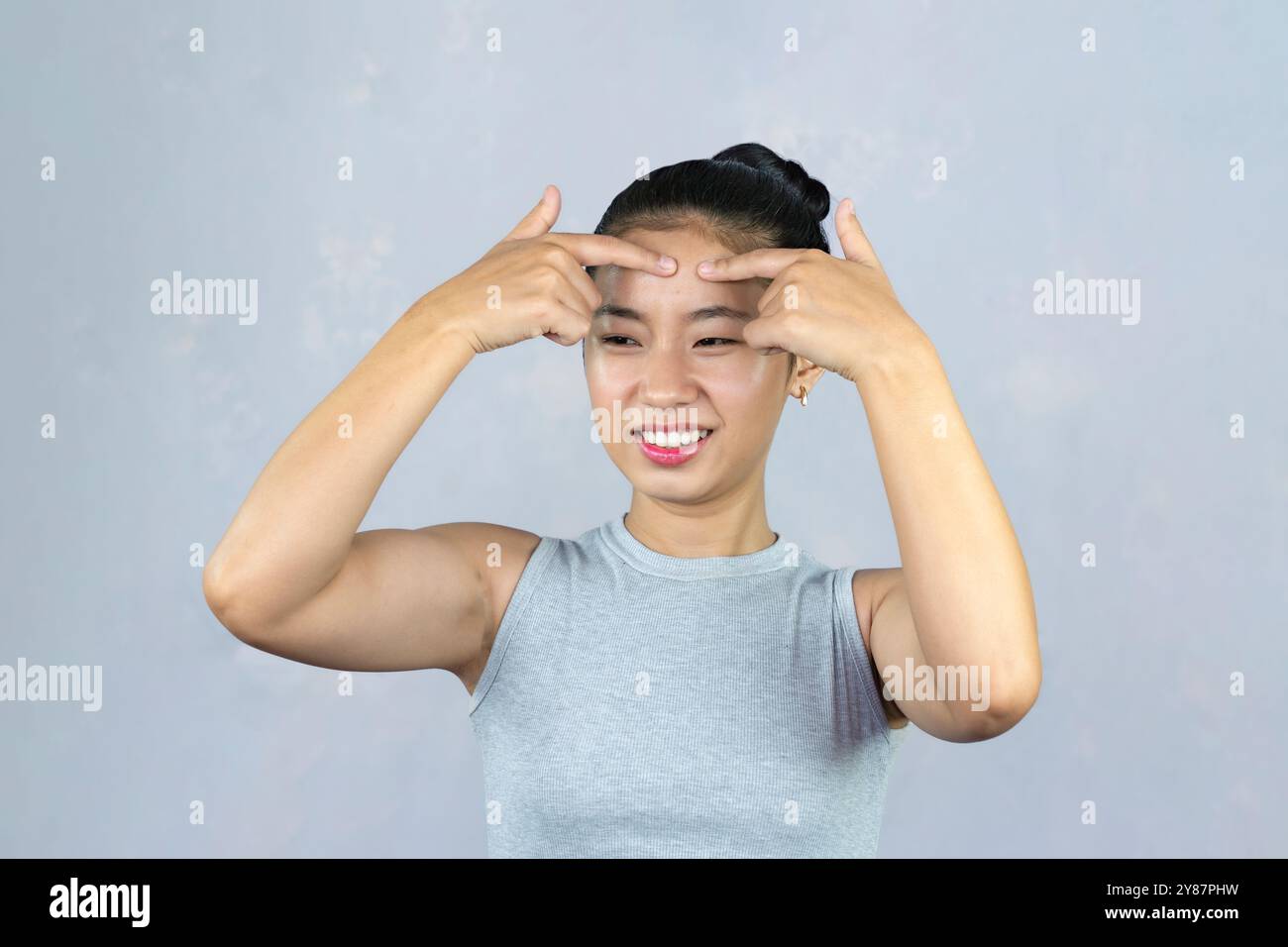 Asiatische weibliche Schönheit kosmetisches Modell posiert mit medizinischer Creme Lotion schöner Ausdruck und Geste Hautpflege Closeup Stockfoto