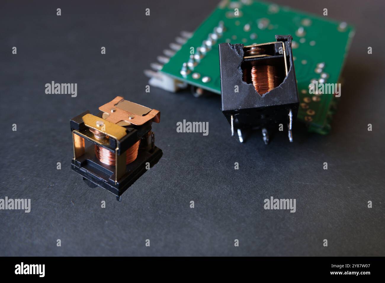 Innerhalb der elektromechanischen Leistungsrelais. Relais ist ein elektrisch betätigter Schalter. Zwei Bilder zusammengeführt. Stockfoto