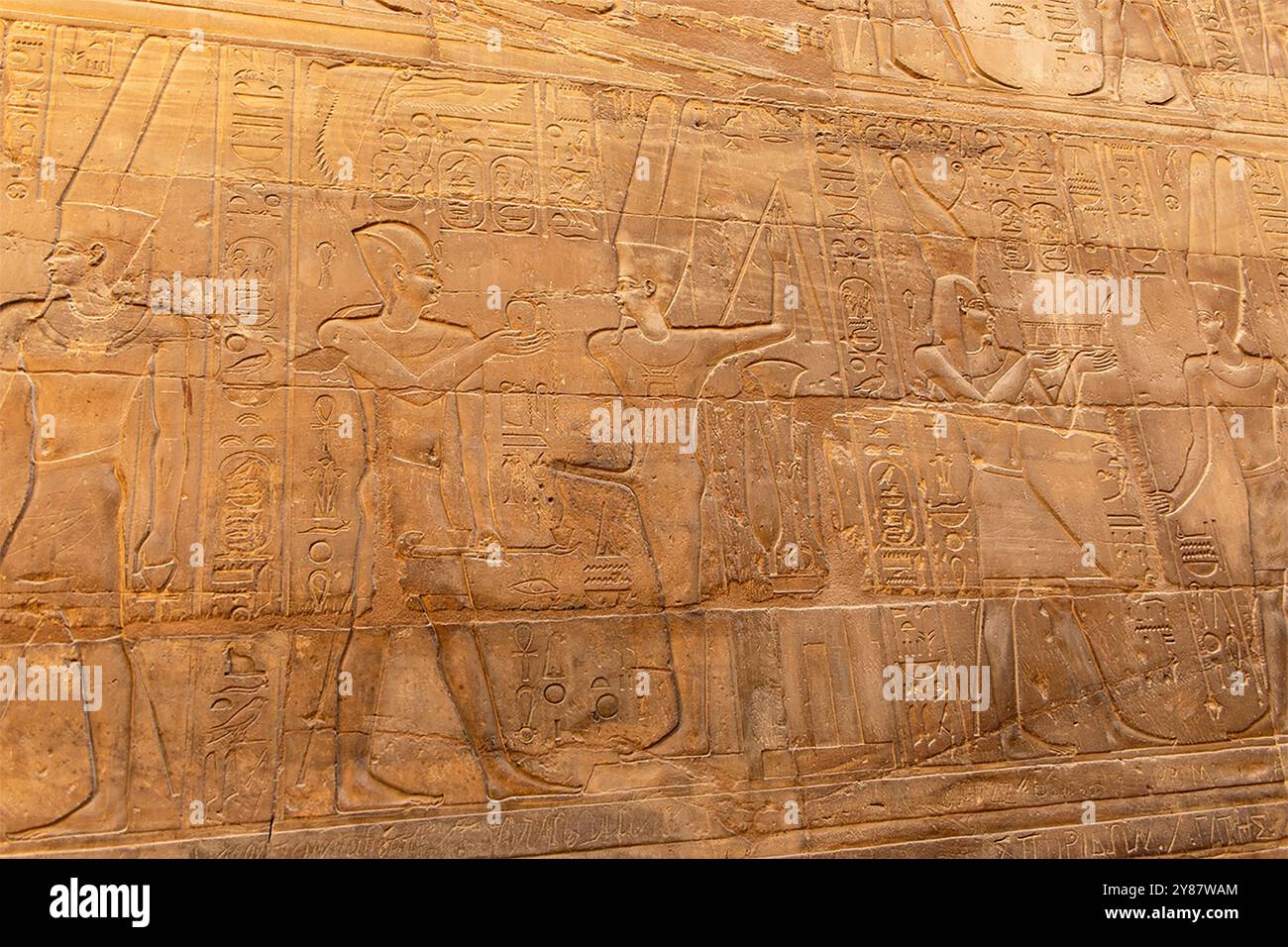 Luxor, Ägypten; 16. Januar 2024: Entdecken Sie die fesselnden Geschichten, die in den Hieroglyphen des Tempels von Luxor verborgen sind. Entziffern Sie die altägyptische Sprache Stockfoto