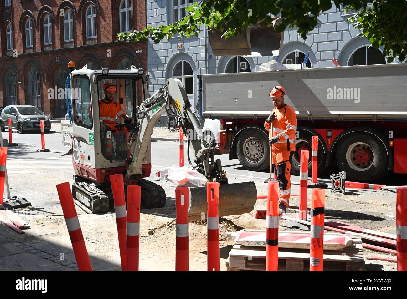 Kopenhagen, Dänemark - 1. August 2024: Ein Arbeiter repariert die Straße in Kopenhagen. Stockfoto