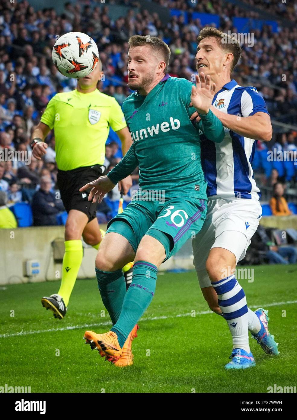 San Sebastian, Spanien. Oktober 2024. Anderlechts anders Dreyer und Real Sociedads Aihen Munoz kämpfen um den Ball während eines Fußballspiels zwischen dem belgischen Team RSC Anderlecht und dem spanischen Team Real Sociedad am Donnerstag, den 3. Oktober 2024, in San Sebastian, Spanien, am zweiten Tag des UEFA Europa League-Turniers. BELGA FOTO JOMA GARCIA i GISBERT Credit: Belga Nachrichtenagentur/Alamy Live News Stockfoto