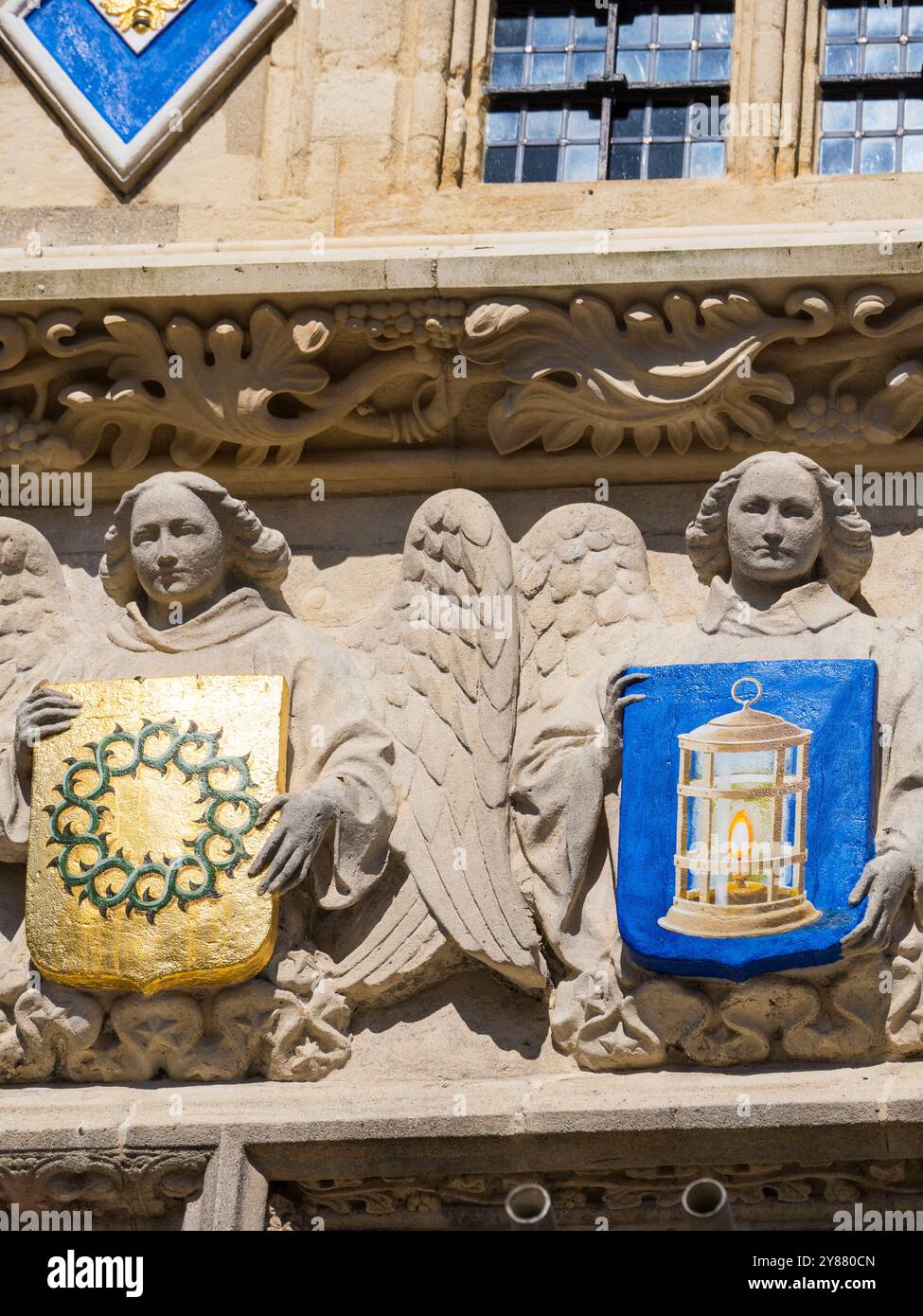 Angeln mit Schilden, heraldische Motive, Christ Church Gateway, Canterbury Cathedral, Canterbury, Wiltshire, England, Großbritannien, GB. Stockfoto