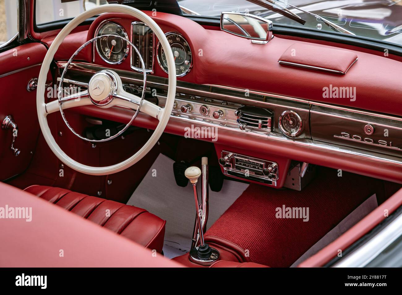 Innenraum und Armaturenbrett des klassischen Mercedes 300 SL. Concours of Elegance 2024, Hampton Court Palace, London, Großbritannien Stockfoto