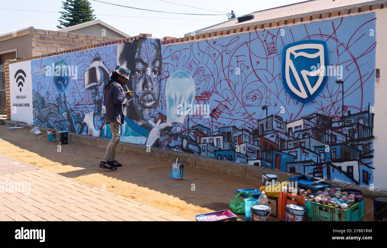 Johannesburg, Südafrika - 08. September 2022: Künstler kreiert Graffiti Orlando West, Soweto, Johannesburg, Südafrika Stockfoto