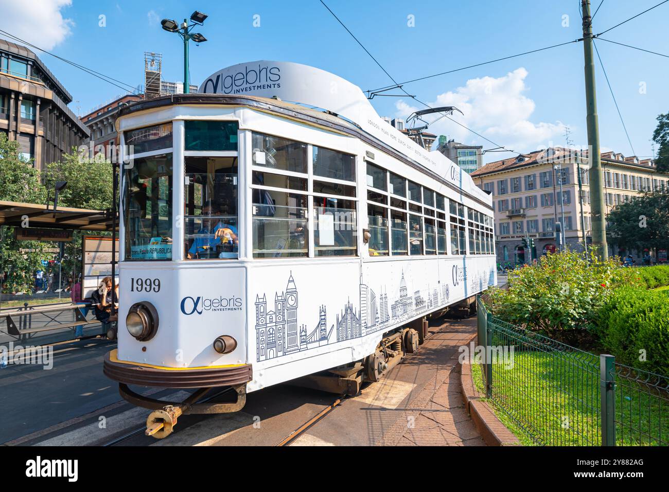 Weiße Straßenbahn oder Straßenbahn in einer Straße in der Innenstadt von Mailand, Italien Stockfoto