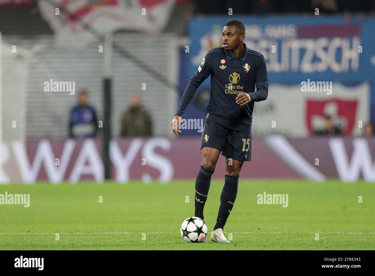 Leipzig, Deutschland. Oktober 2024. Pierre Kalulu von Juventus wurde während des UEFA Champions League-Spiels zwischen RB Leipzig und Juventus in der Red Bull Arena gesehen. Endpunktzahl; RB Leipzig 2 : 3 Juventus. (Foto: Grzegorz Wajda/SOPA Images/SIPA USA) Credit: SIPA USA/Alamy Live News Stockfoto