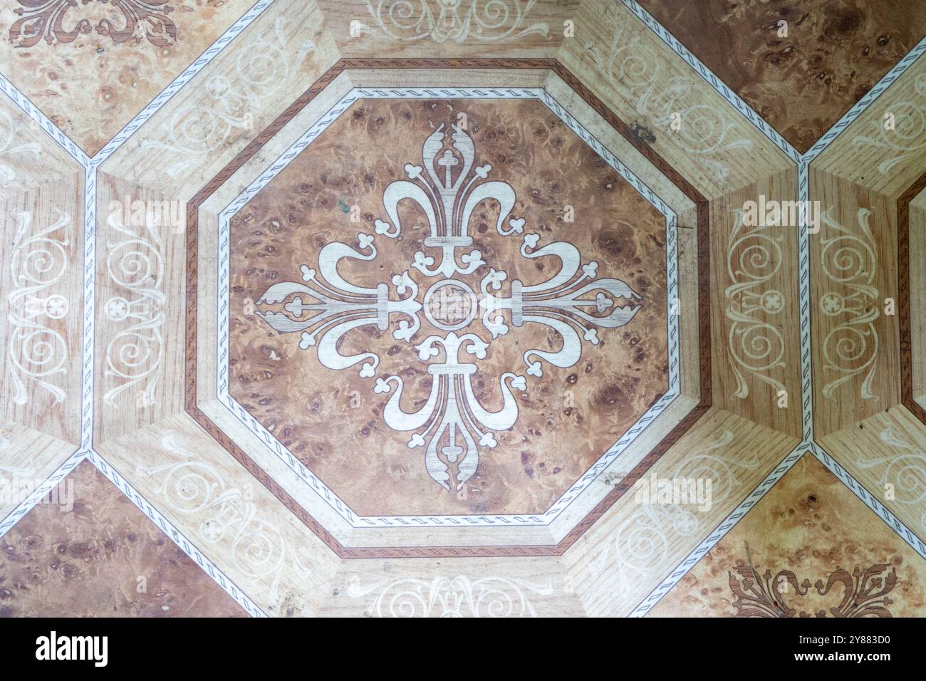 Elegantes achteckiges Blumenmotiv auf klassischem Fliesenboden Stockfoto