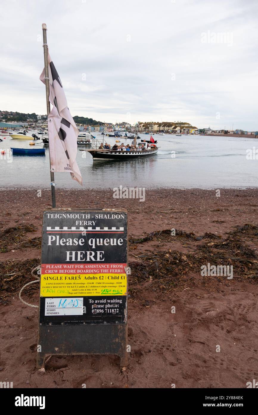 Fährschild mit Fähre, die sich Sheldon gegenüber Teighmouth South Devon England nähert Stockfoto