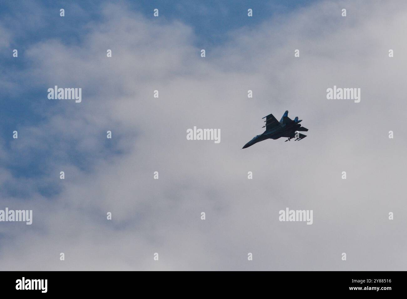 Kiew, Ukraine. Oktober 2024. Ein mit Raketen ausgerüstetes Su-27-Flugzeug der ukrainischen Streitkräfte fliegt im Luftraum der Ukraine. Ein Su-27-Flugzeug der ukrainischen Streitkräfte patrouilliert während der Ankündigung eines Luftalarms im Luftraum in der Region Kiew. Quelle: SOPA Images Limited/Alamy Live News Stockfoto