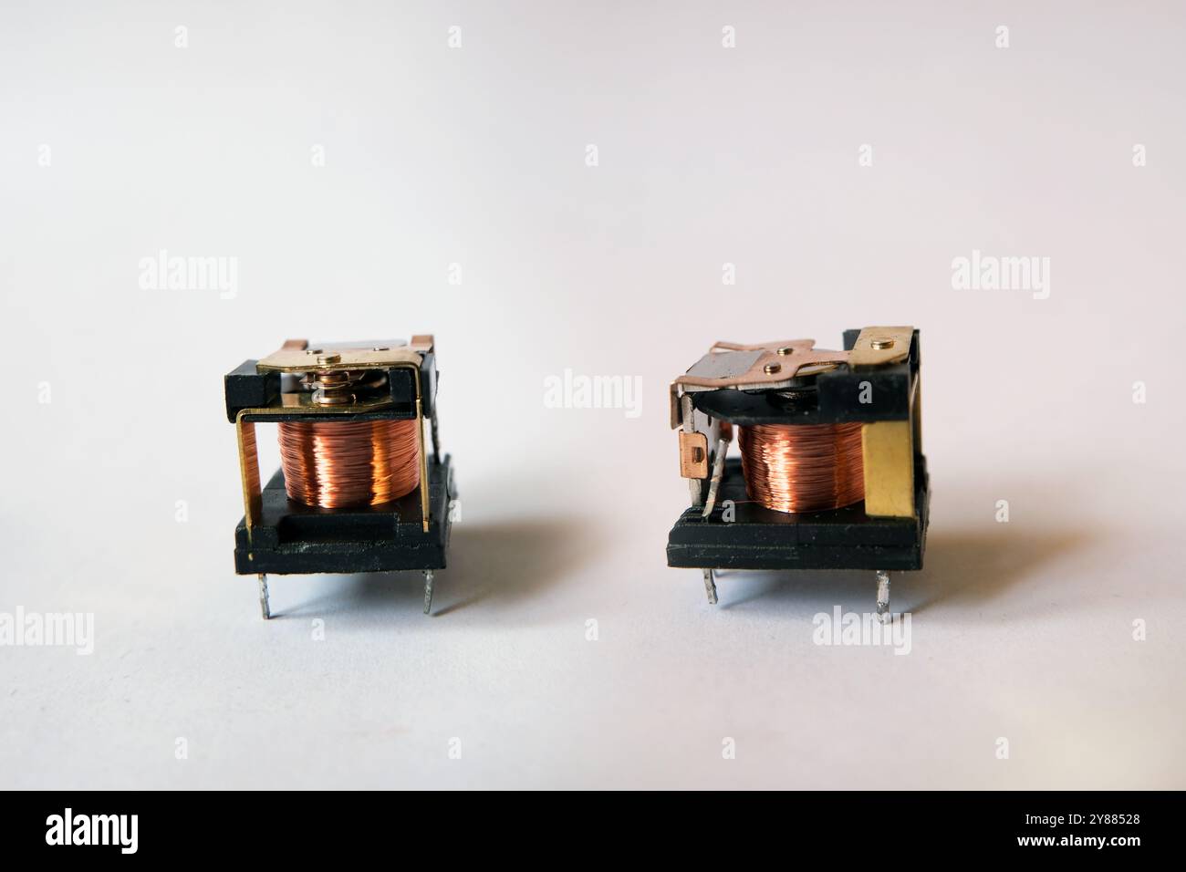 Elektrisch betätigter Schalter. Leistungsrelais für industrielle elektronische Schaltungen. Elektromechanisches Relais. Stockfoto
