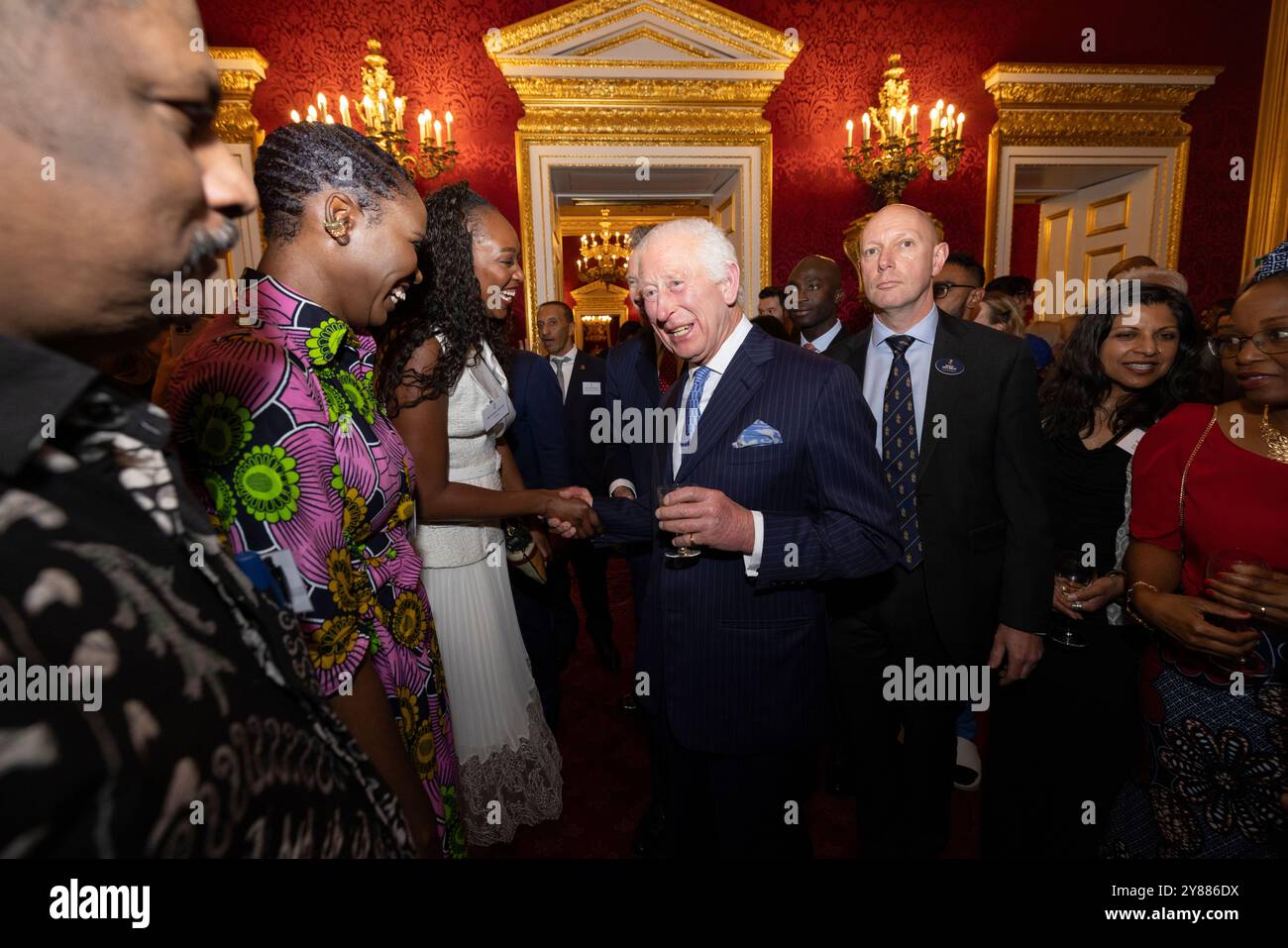 Ihre Majestäten König Karl III. Und Königin Camilla veranstalten im St. James's Palace einen Empfang zur Feier der Commonwealth Diaspora für über 300 Gäste. Stockfoto