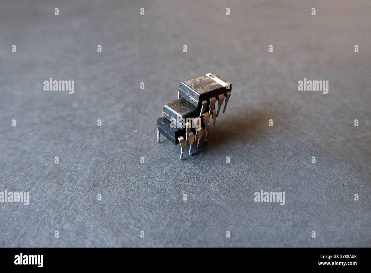 Industrielle elektronische Bauteile. Acht-polige integrierte Schaltungen. Halbleiterindustrie. Stockfoto