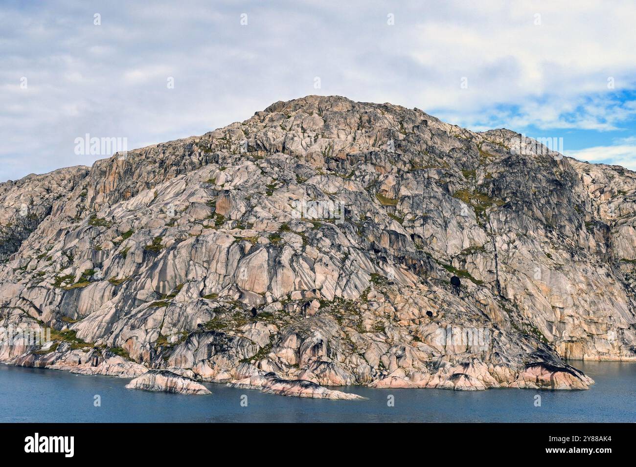 Malerischer Blick auf das Meer und die Berge in den Fjorden im Prince Christian Sound in Grönland Stockfoto