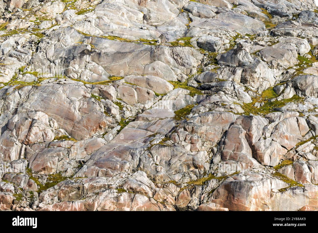 Abstraktes Muster auf der Felswände aus Granit an der Seite eines Fjords im Prince Christian Sound in Grönland Stockfoto