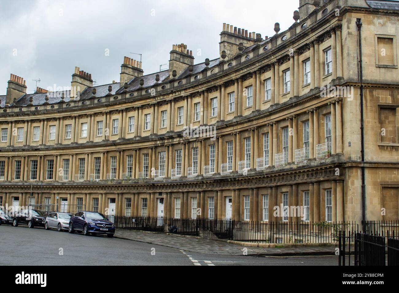 25. April 2024 Ein Teil des Circus, ursprünglich Kings Circus genannt, ist ein historischer Ring großer Stadthäuser in Bath, Somerset, England. Stockfoto