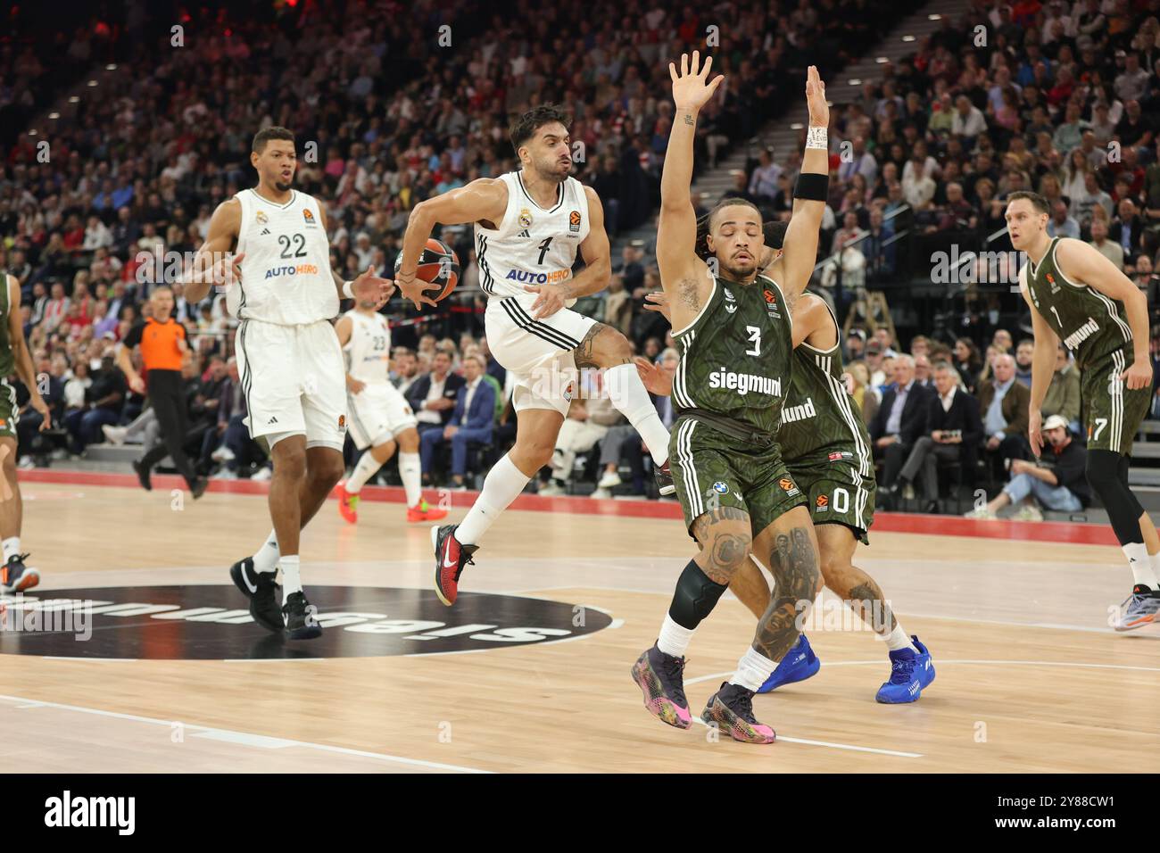 Facundo Campazzo (Real Madrid, #7) spielt einen Pass. GER, FC Bayern Basketball vs. Real Madrid, Basketball, Euroleague, Saison 2024/2025, 03.10.2024, Foto: Eibner-Pressefoto/Marcel Engelbrecht Stockfoto