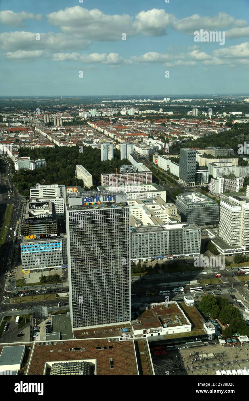In der Abenddämmerung zeigt die Skyline Berlins eine Mischung aus historischen Gebäuden und modernen Bauten, die einen lebendigen städtischen Wandteppich schaffen. Die erweiterte Ansicht capt Stockfoto