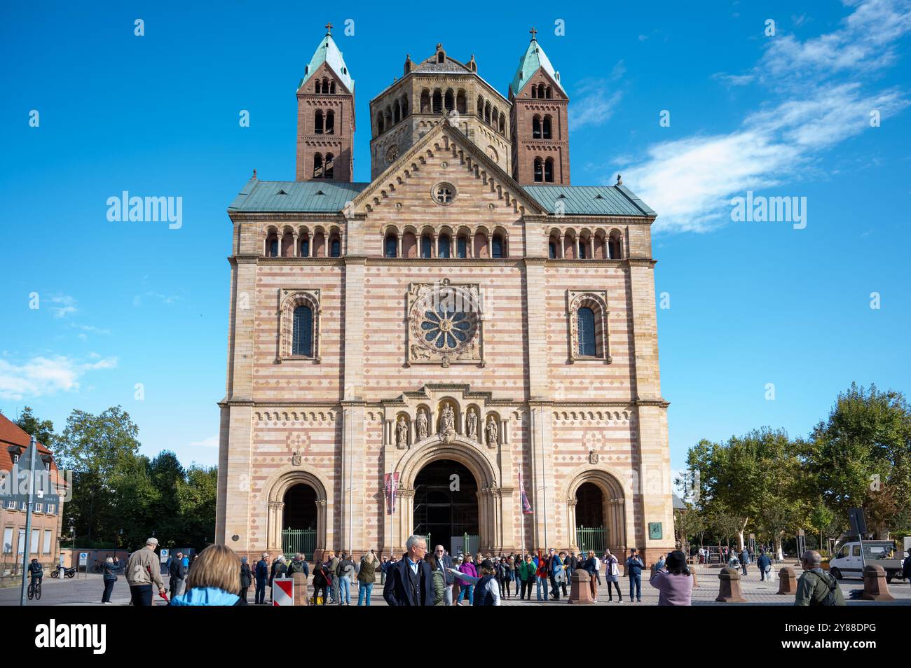 , Deutschland, Rheinland-Pfalz, Speyer, 02.10.2024, Wetter, die Frontansicht des Speyerer Doms an einem sonnigen Tag mit blauem Himmel, umgeben von B Stockfoto