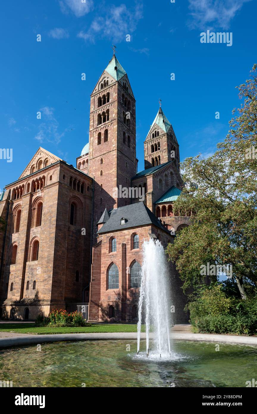 , Deutschland, Rheinland-Pfalz, Speyer, 02.10.2024, Wetter, der Speyerer Dom, beleuchtet vom Sonnenlicht, mit einem Brunnen im Vordergrund an einem s Stockfoto