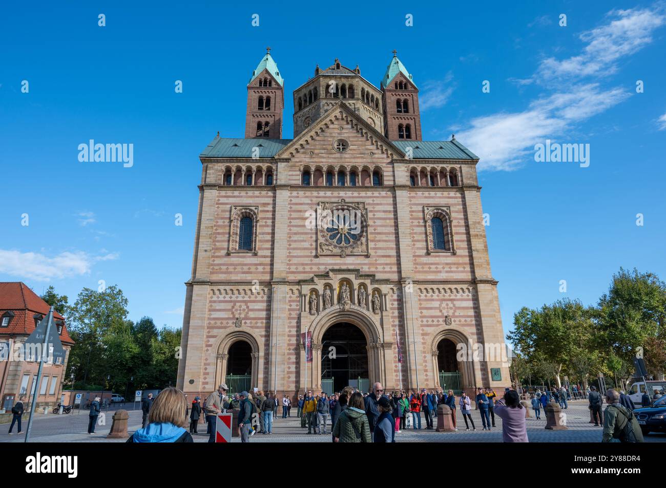 , Deutschland, Rheinland-Pfalz, Speyer, 02.10.2024, Wetter, die Frontansicht des Speyerer Doms an einem sonnigen Tag mit blauem Himmel, umgeben von B Stockfoto