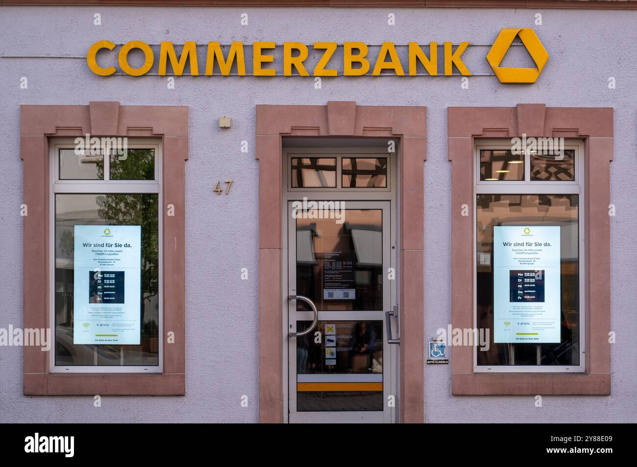 , Deutschland, Rheinland-Pfalz, Speyer, 02.10.2024, die Fassade einer Commerzbank-Filiale in Speyer mit vorbeigehenden Passanten an einem sonnigen Ta Stockfoto