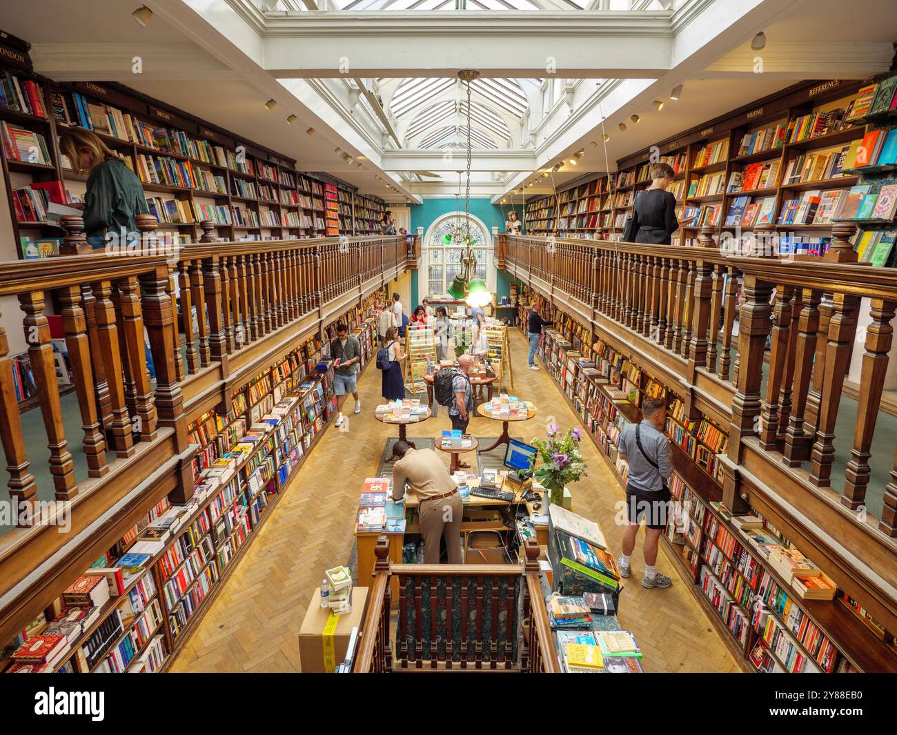 Leute, die in der Buchhandlung Daunt Books in Marylebone, London, Großbritannien einkaufen Stockfoto