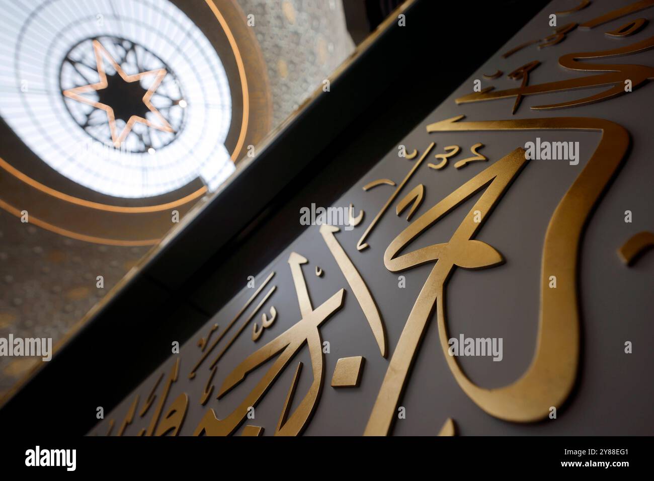 Innenansicht der DITIB Zentralmoschee in Ehrenfeld am Tag der offenen Moschee. An der Kölner Zentralmoschee darf seit 2022 freitags per Lautsprecher von einem muezzin zum Gebet gerufen werden. Themenbild, Symbolbild Köln, 03.10.2024 NRW Deutschland *** Innenansicht der DITIB Zentralmoschee in Ehrenfeld am Tag der offenen Moschee seit 2022 darf ein Muezzin freitags in der Colognes Zentralmoschee zum Gebet rufen, symbolisches Bild Köln, 03 10 2024 NRW Deutschland Copyright: XChristophxHardtx Stockfoto