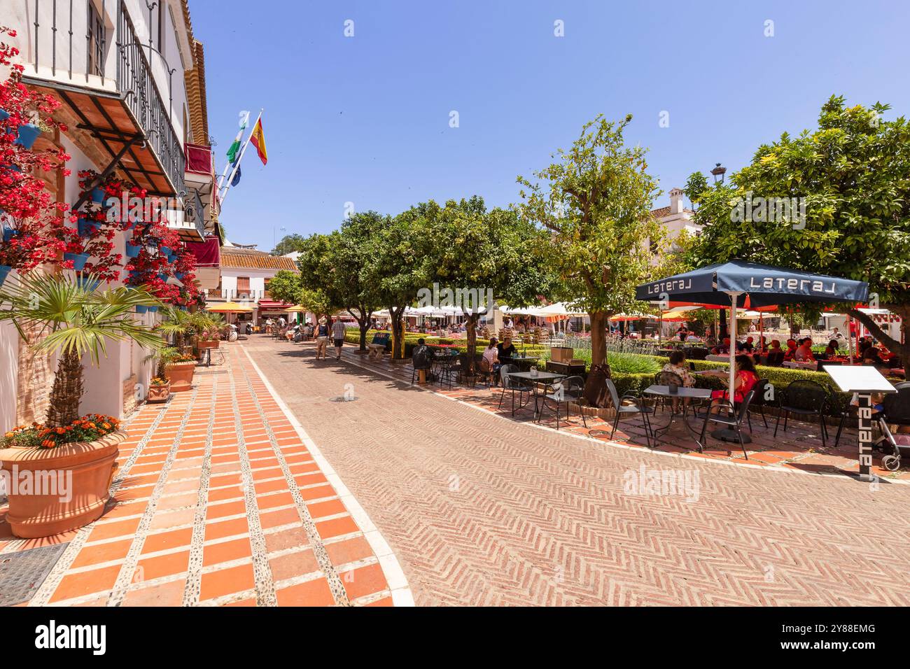 Platz mit Geschäften und Restaurants auf der Plaza de los Naranjos im alten Zentrum von Marbella. Stockfoto