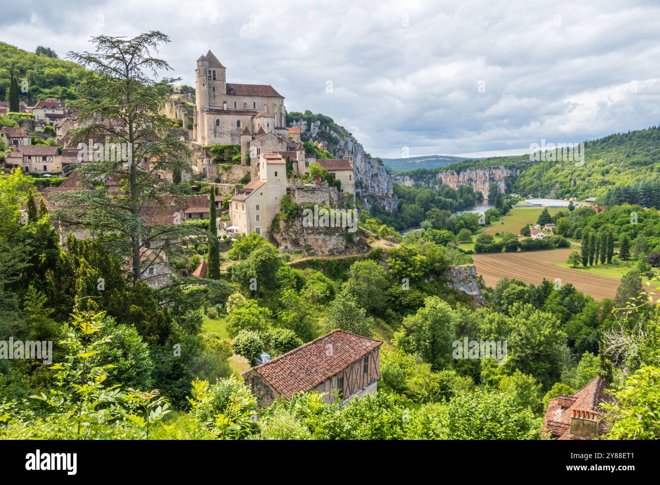 Das alte Dorf Saint-Cirq-Lapopie und seine Kirche in der Region Occitanie in Südwestfrankreich Stockfoto
