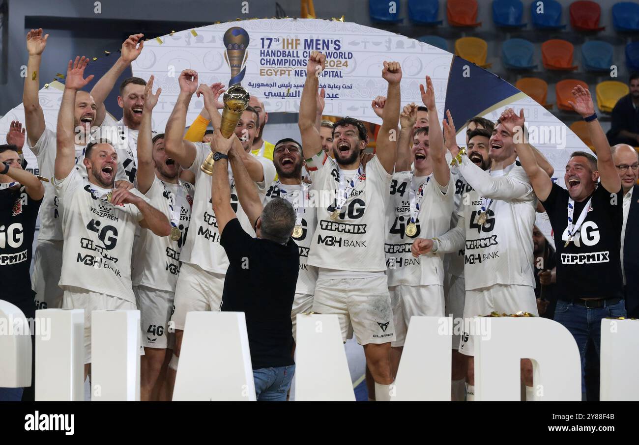 Neu Kairo, Ägypten. Oktober 2024. Handball: IHF Super Globe, Endrunde, Finale, SC Magdeburg - Telek. Veszprem. Das Team der Telekom Veszprem feiert mit der Trophäe. Quelle: Khaled Elfiqi/dpa/Alamy Live News Stockfoto