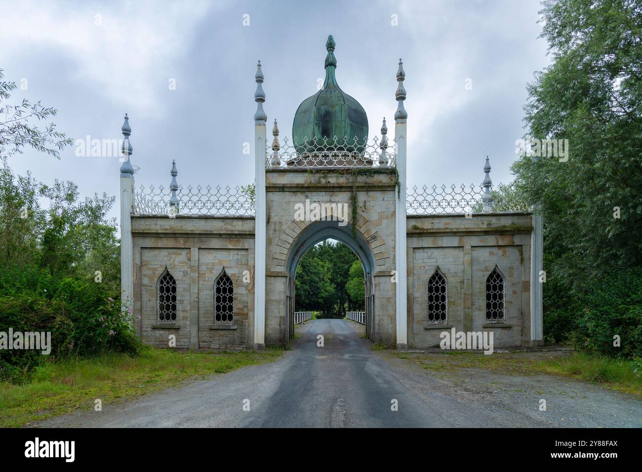 Ikonisches Dromana Gate in Lismore, Irland – Eine Fusion aus gotischem und östlichem Architekturstil Stockfoto