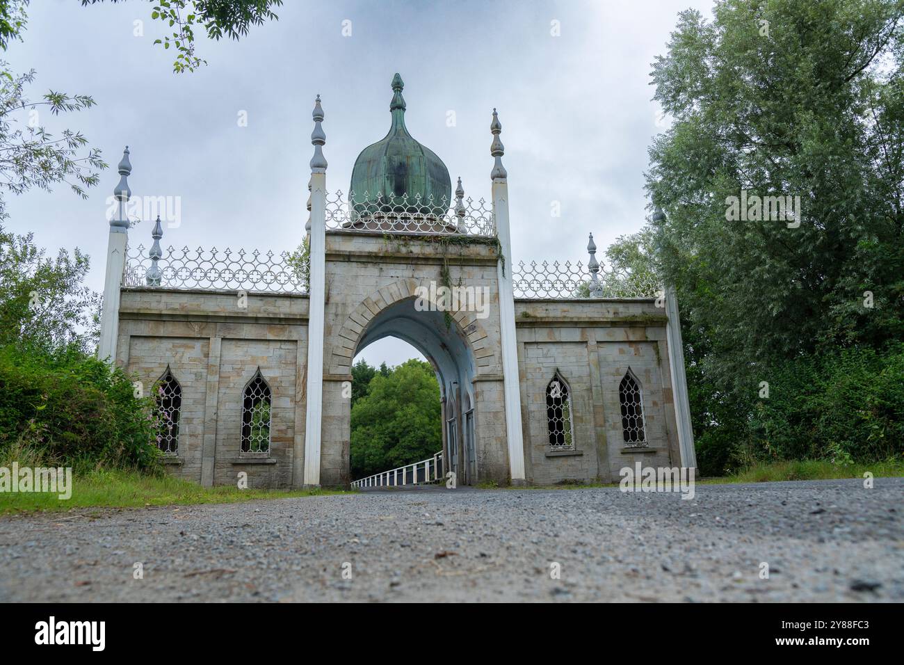 Ikonisches Dromana Gate in Lismore, Irland – Eine Fusion aus gotischem und östlichem Architekturstil Stockfoto