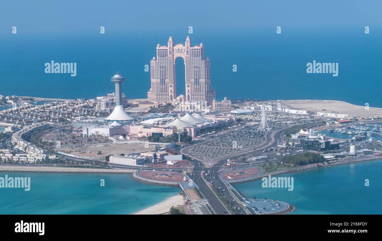 Abu Dhabi, Vereinigte Arabische Emirate - 14. Februar 2022: Aus der Vogelperspektive auf die Marina Mall und das Marina Village mit dem Rixos Marina Hotel an der Küste. Vibr Stockfoto