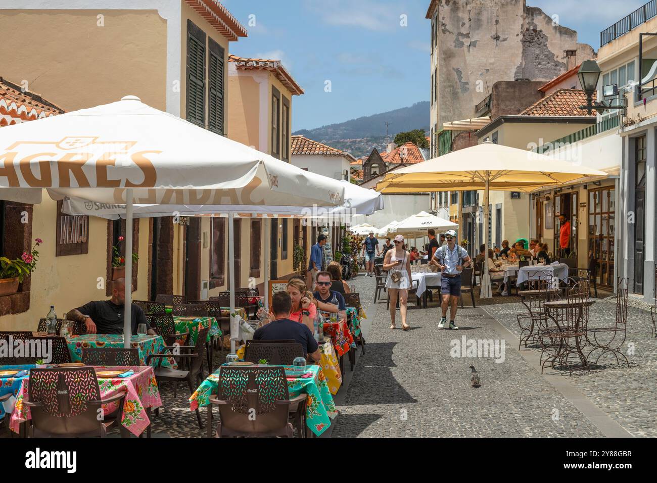 Die Menschen laufen durch das gemütliche historische Viertel Zona Velha in Funchal. Stockfoto