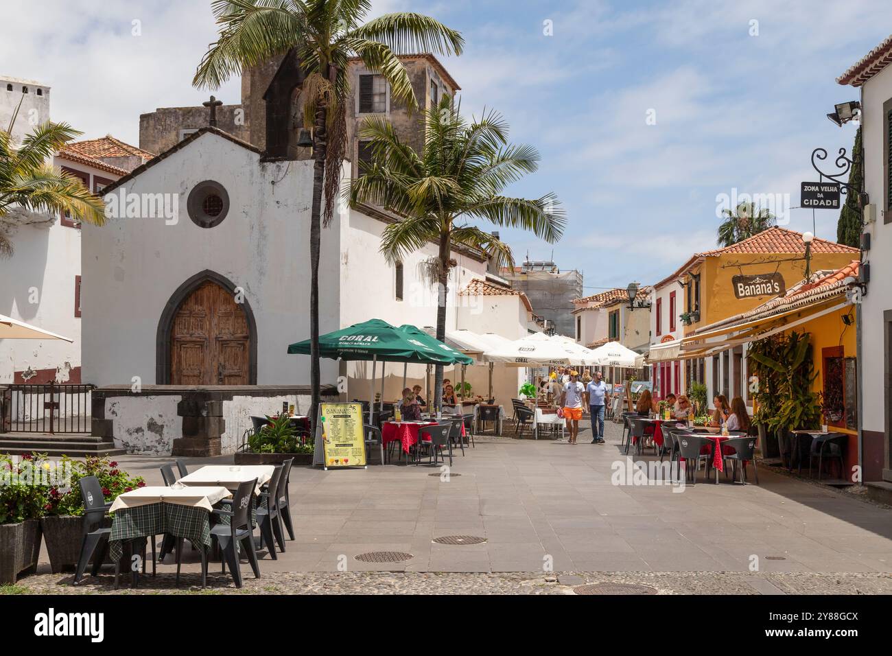 Die Gäste genießen die gemütlichen Terrassen neben der mittelalterlichen Kapelle Corpo Santo im historischen Viertel Zona Velha in Funchal. Stockfoto