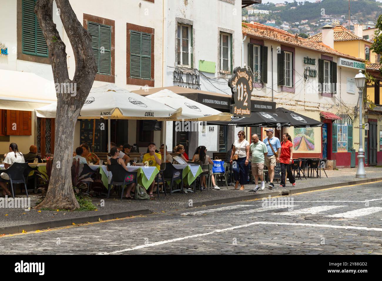 Die Gäste genießen die Terrasse des Restaurante O Regional im Bezirk Funchal Zona Velha. Stockfoto