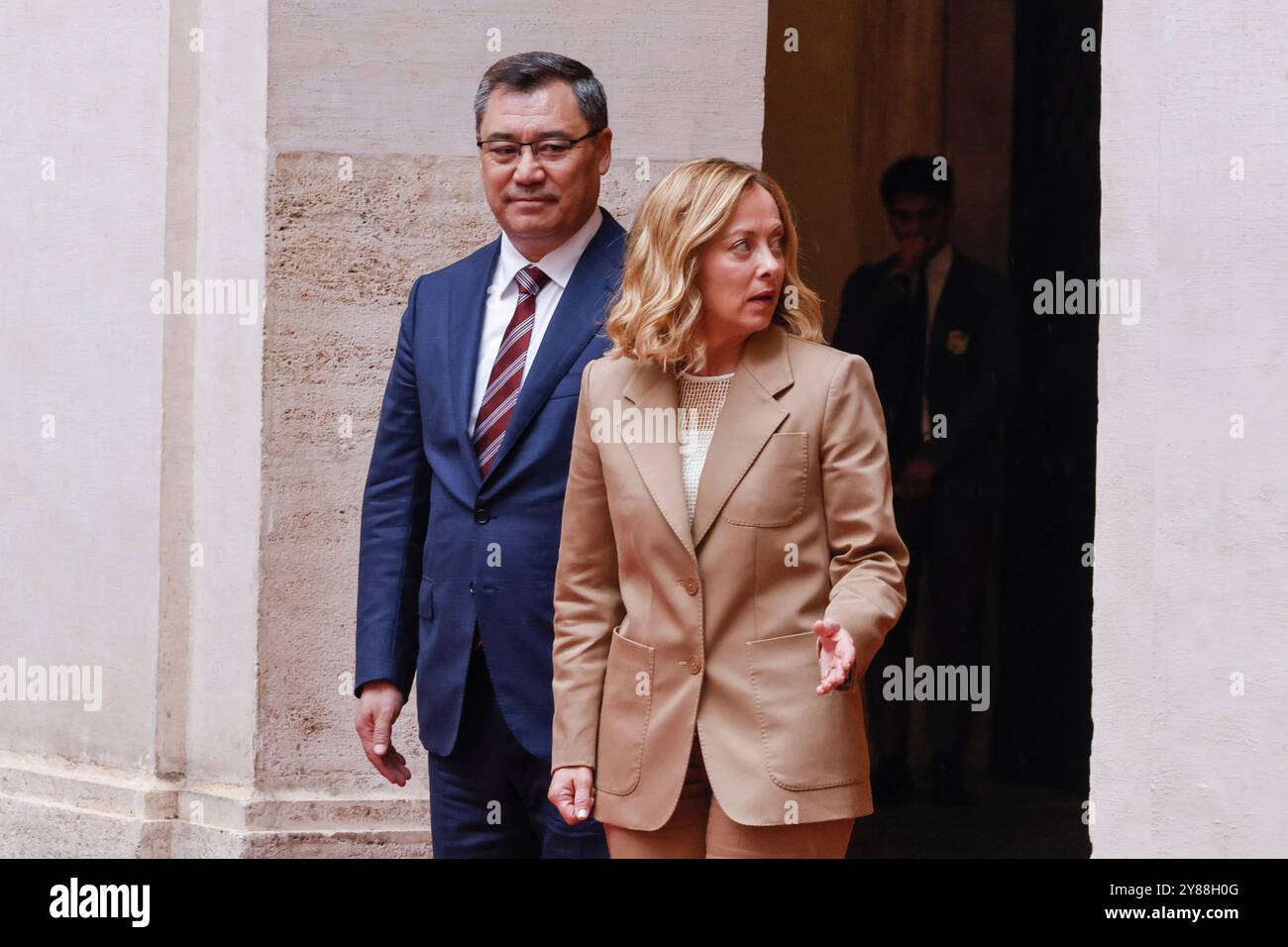 Rom, Italien, 3. Oktober 2024. Italiens Premier Giorgia Meloni begrüßt den kirgisischen Präsidenten Sadyr Japarov im Regierungsbüro des Chigi-Palastes. Stockfoto