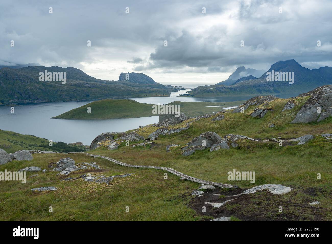 Hölzerner Wanderweg durch Seen Tal bewölkter Blick vom Ryten Mountain, Lofoten Norwegen Stockfoto