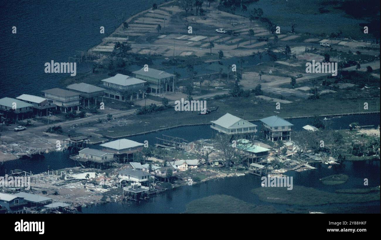 Eine mehrstufige Besatzung der Jacksonville Air and Marine Branch bewertet die Schäden des Hurrikans Helene entlang der Küste Floridas am 27. September 2024, Stunden nach dem Landfall. Fotos, die zwischen Steinhatchee und Horseshoe Beach gemacht wurden, zeigen schwere Schäden an Häusern. CBP-Foto mit freundlicher Genehmigung von Air and Marine Operations. Stockfoto