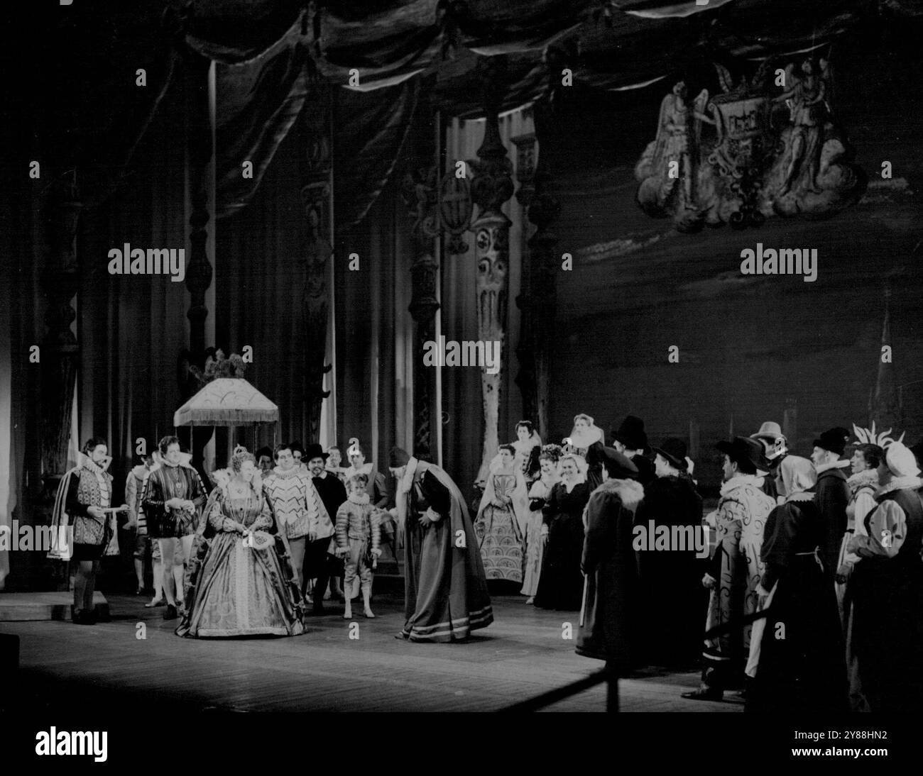 Königin wird an der Krönungsoper „Gloriana“ teilnehmen - die Königin (gespielt von Joan Cross) wird von der Blockflöte von Norwich (Michael Longdon) begrüßt. Foto, aufgenommen bei der gestrigen Generalprobe im Covent Garden. An diesem Abend wird die Königin im Royal Opera House, Covent Garden, London, an der Uraufführung der Oper „Gloriana“ teilnehmen. Die Oper wurde speziell für das Krönungsjahr von Benjamin Britten geschrieben. Es erzählt die tragische Geschichte von Elizabeth und ihrem Höfling, dem earl of Essex. Als Elisabeth I. schon und alte Frau war, entwickelte sie eine intensive, wenn auch etwas lächerliche Zuneigung für den earl of Stockfoto