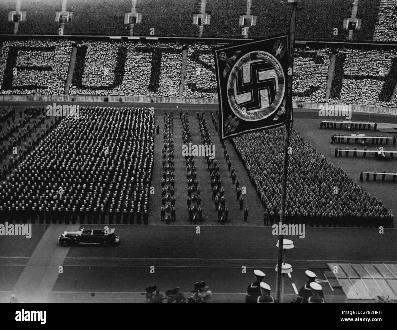 Der 1. Mai, der Nationalfeiertag des deutschen Volkes -- der Reiseleiter sprach mit den Jugendlichen im Olympiastadion - ***** Das offizielle Programm des 1. Mai in der Hauptstadt begann mit der großen Jugendrallye im Olympiastadion. Wie jedes Jahr sprach der Reiseleiter erneut mit der Jugend. Ich schaue in das Stadion während der Ankunft des Führers. Als besondere Überraschung für den Führer formte die Jugend das Wort „großes Deutschland“. Mai 1938. (Foto von Atlantic Photo). Stockfoto
